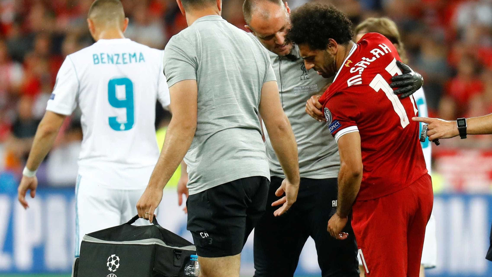 Salah sai de campo chorando após lesão no ombro