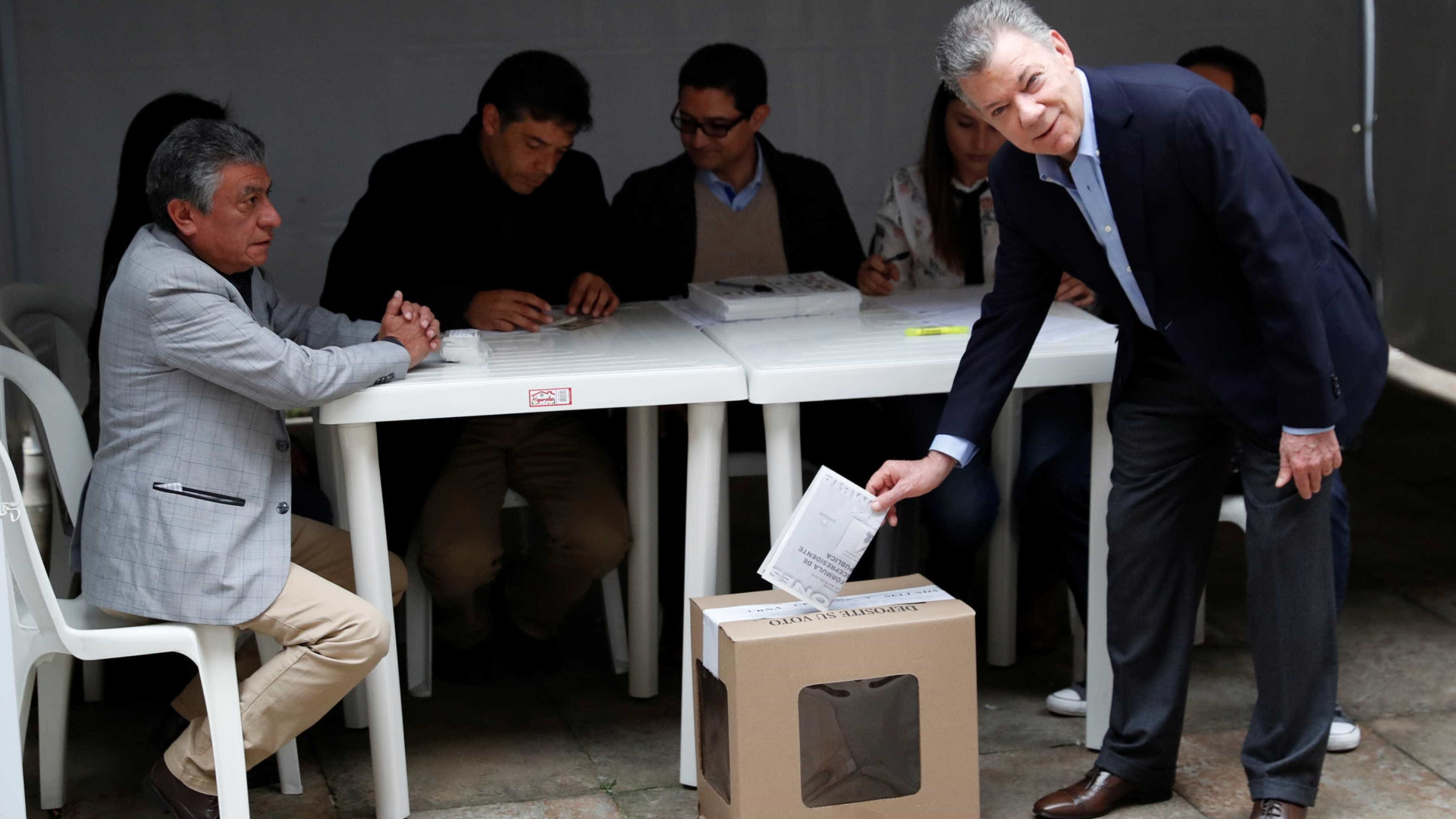 Juan Manuel Santos vota e pede que colombianos compareçam às urnas