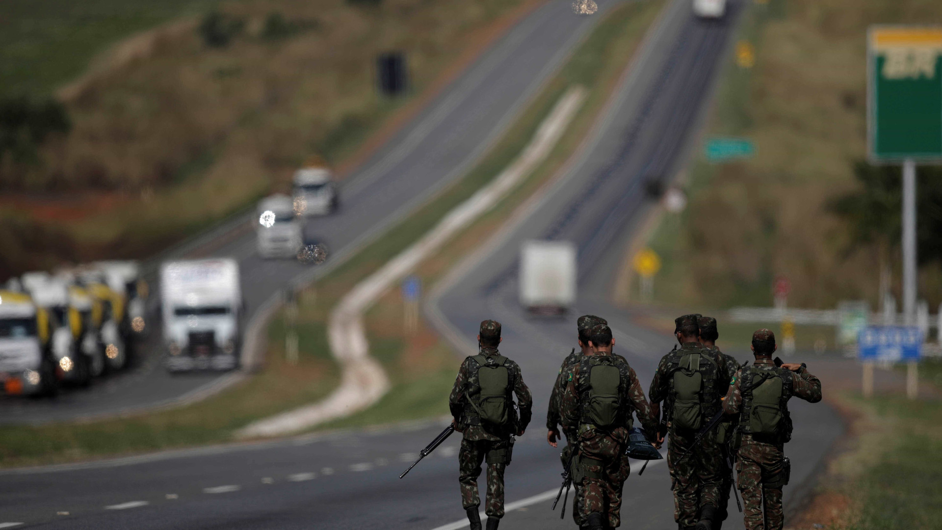 Forças Armadas fazem operação em rodovias do Rio