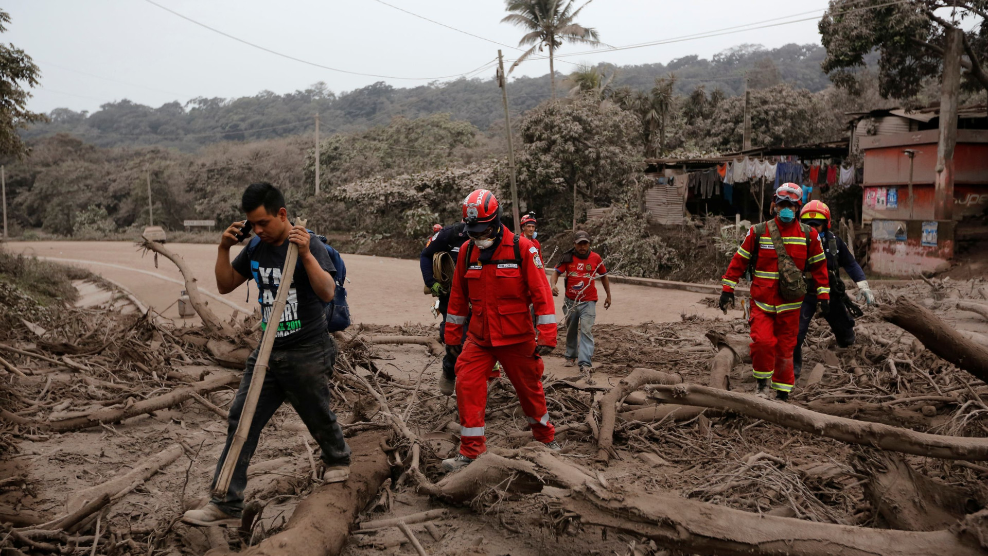 Voluntários de resgate falam em 2.900 mortos na erupção de vulcão
