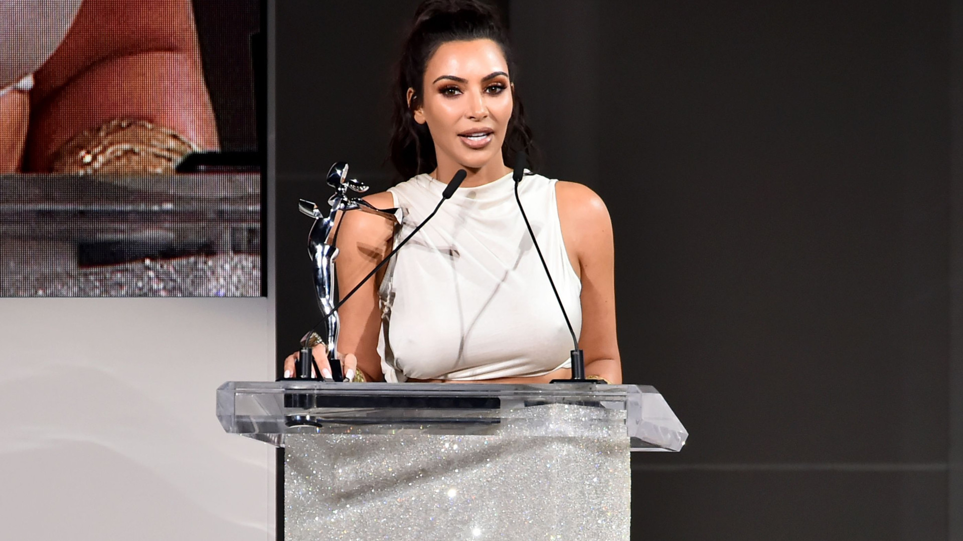 Kim Kardashian segue as pisadas do pai e começa a estudar Direito