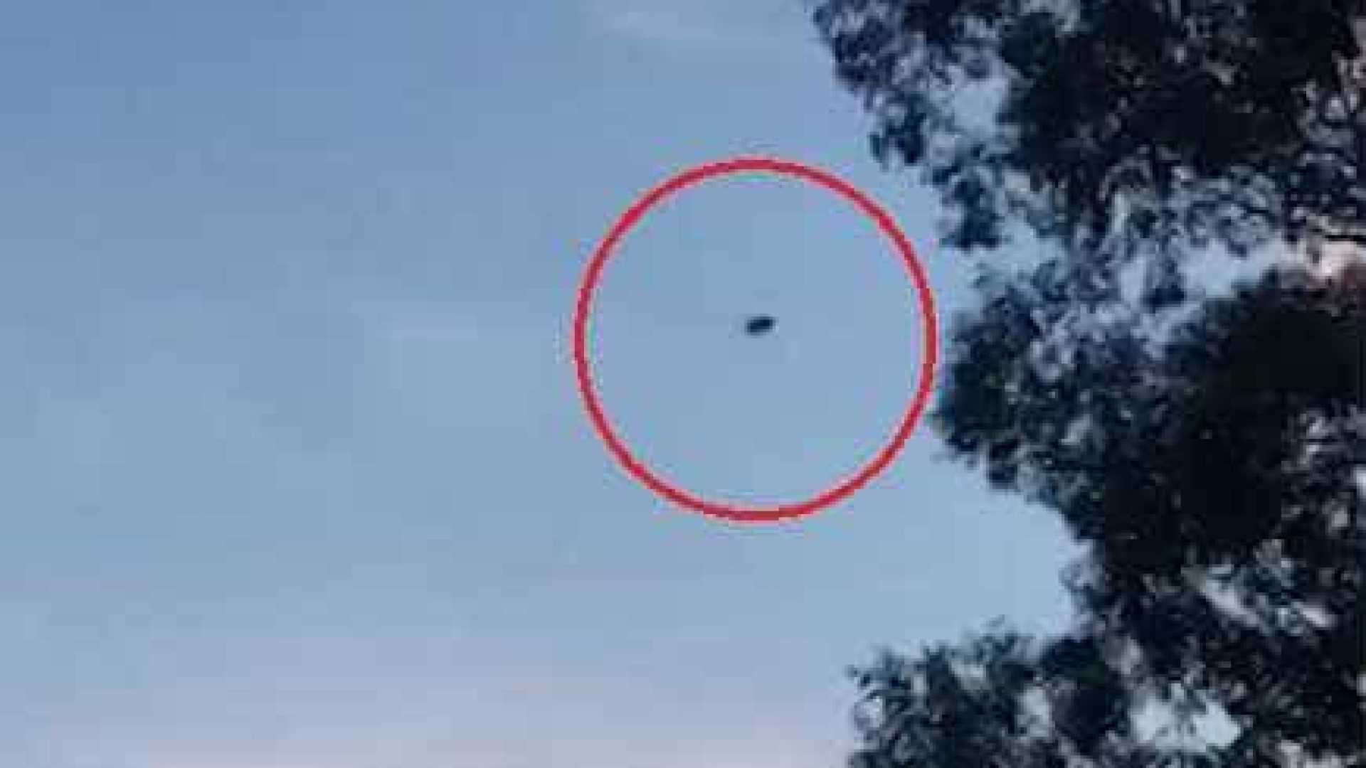 Motorista avista suposto OVNI no céu da Austrália