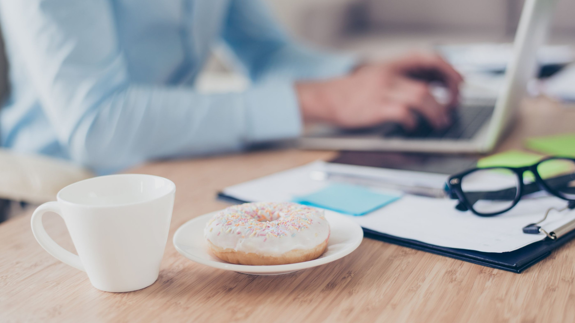 Durante o trabalho, tendemos a comer 1300 calorias a mais por semana