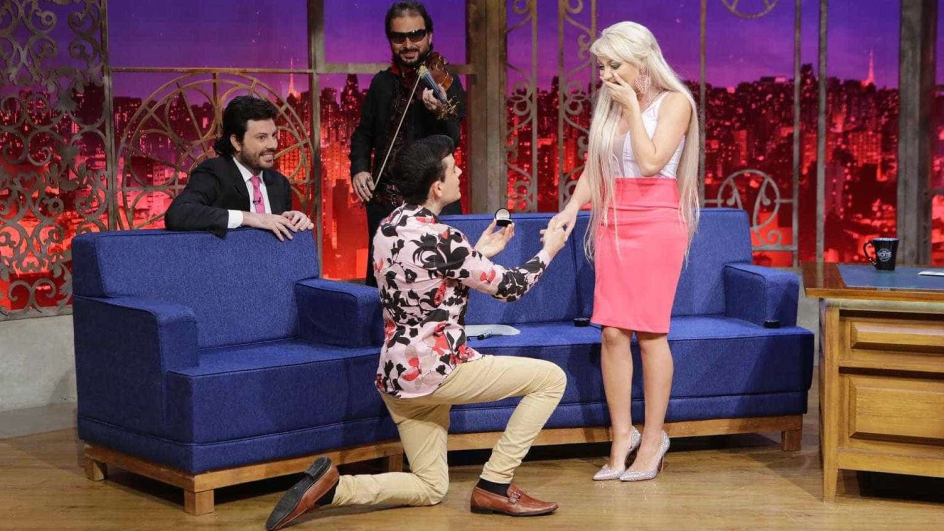 Dudu Camargo pede 'Barbie Humana' em namoro na TV