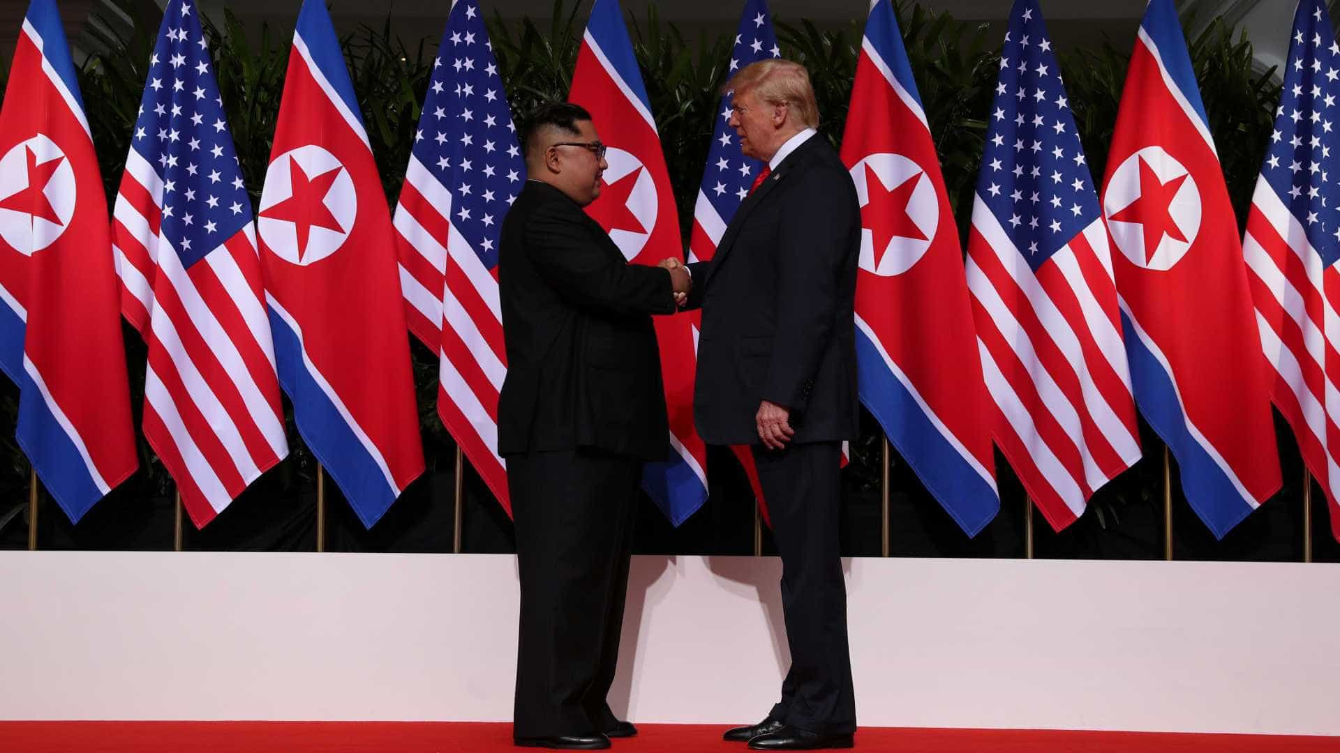 Trump e Kim apertam as mãos e iniciam cúpula inédita