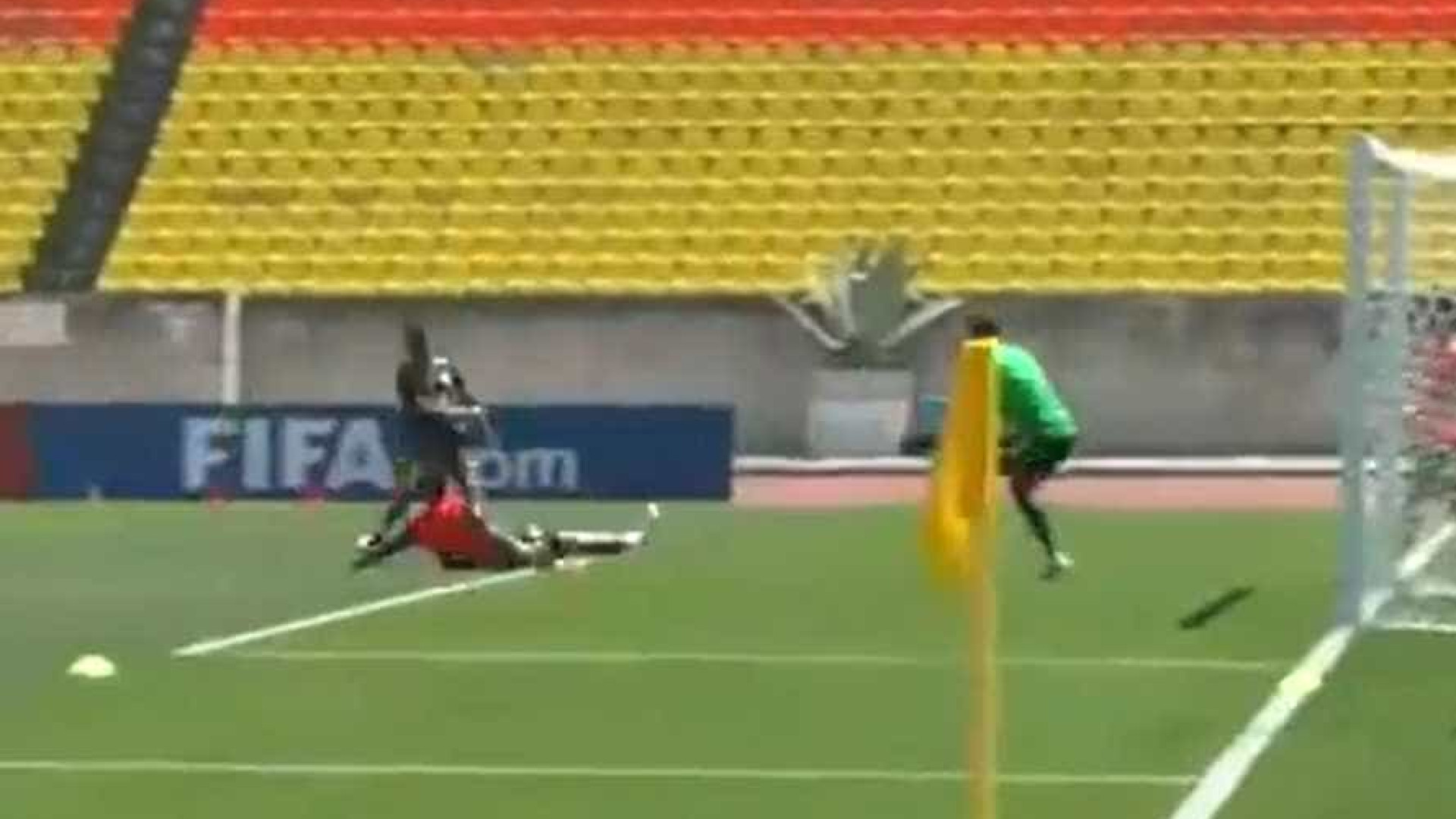 Taison marca gol em treino da Seleção: 'Pé calibrado'; vídeo