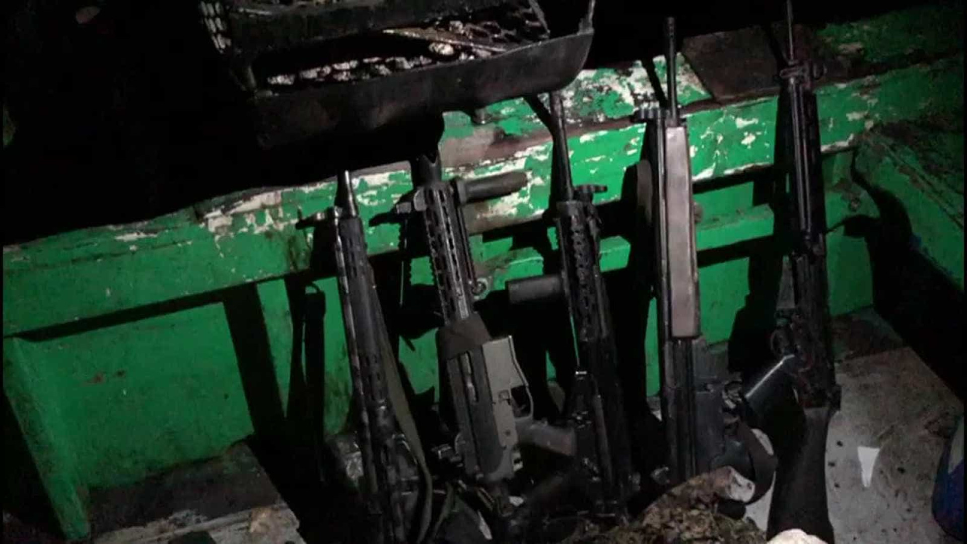 Polícia apreende fuzis e granadas em barco na Baía de Guanabara