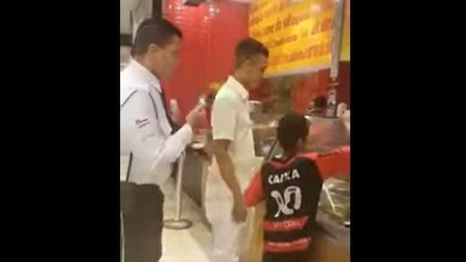 Segurança tenta impedir homem de pagar almoço para criança em Shopping