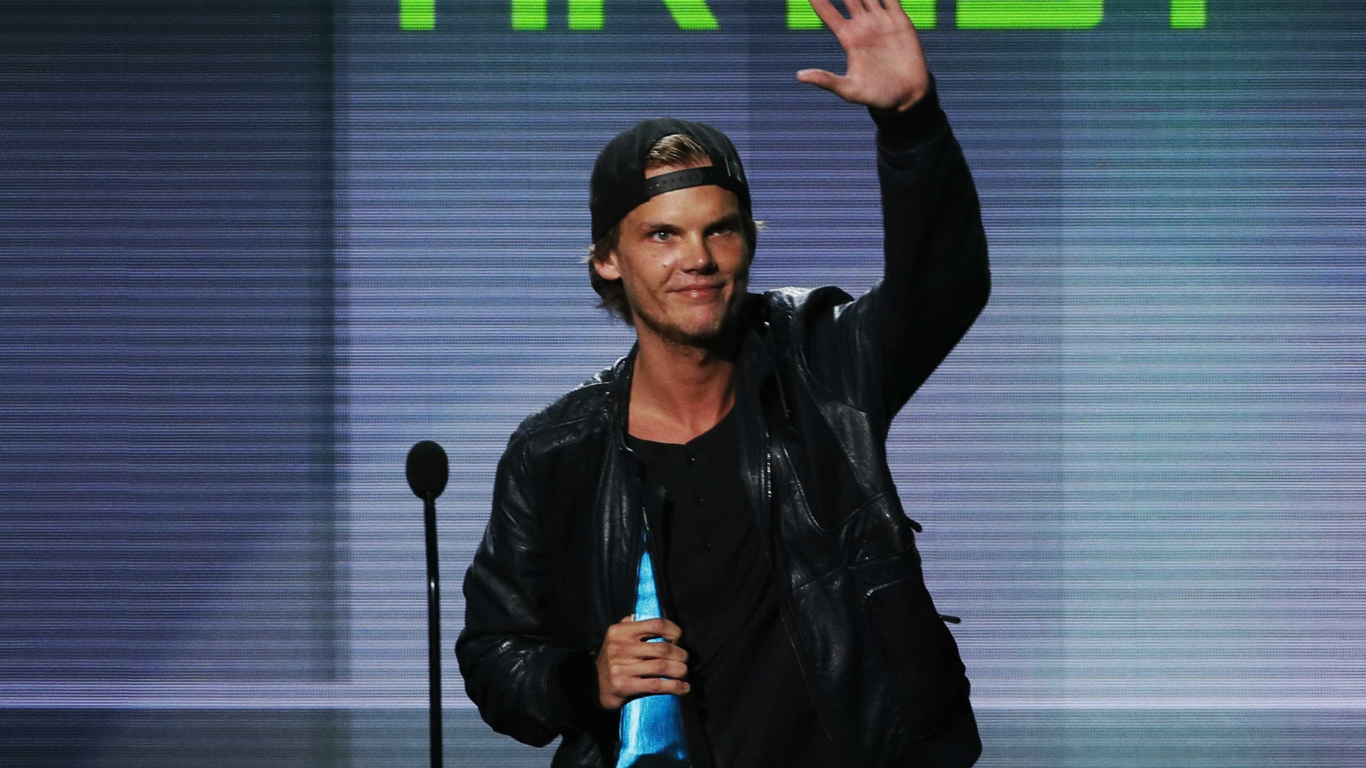 Família dá adeus a Avicii quase 2 meses após morte dele