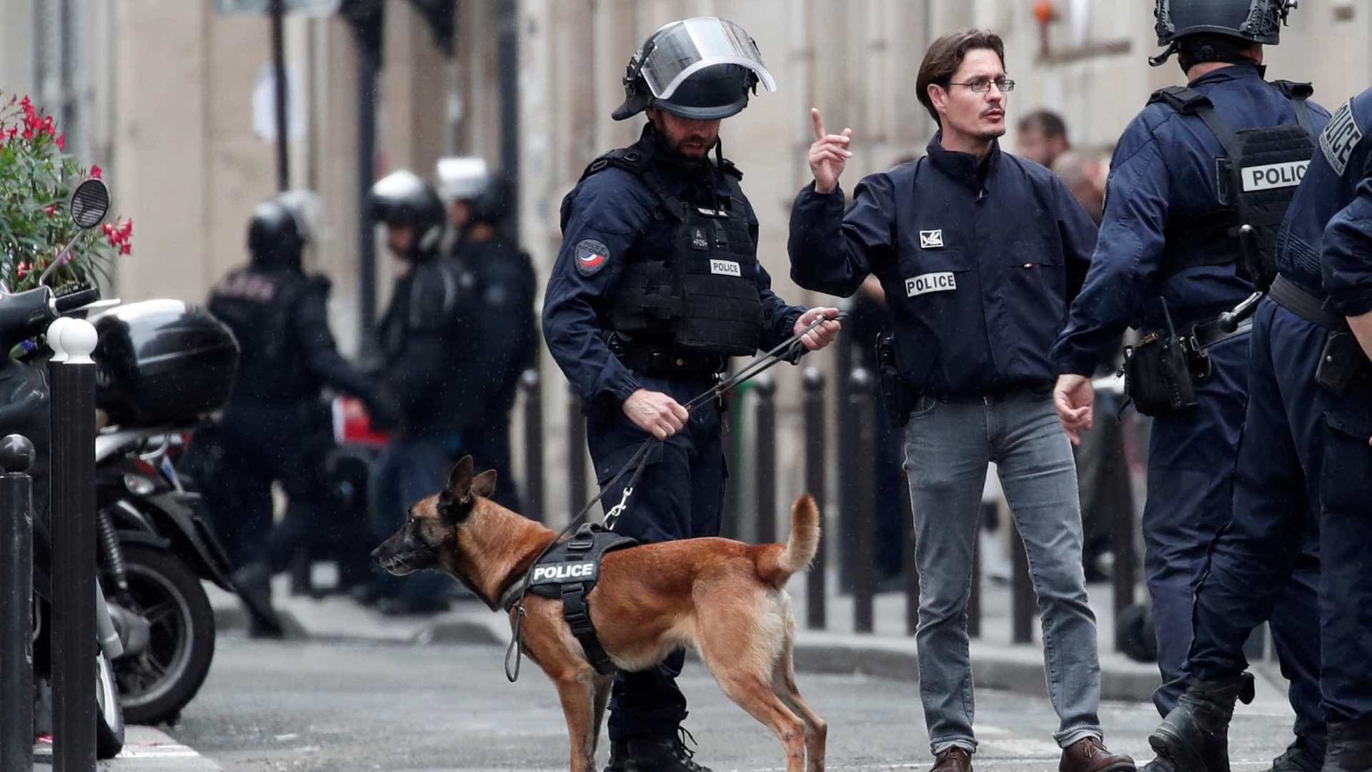 Homem armado faz reféns em Paris