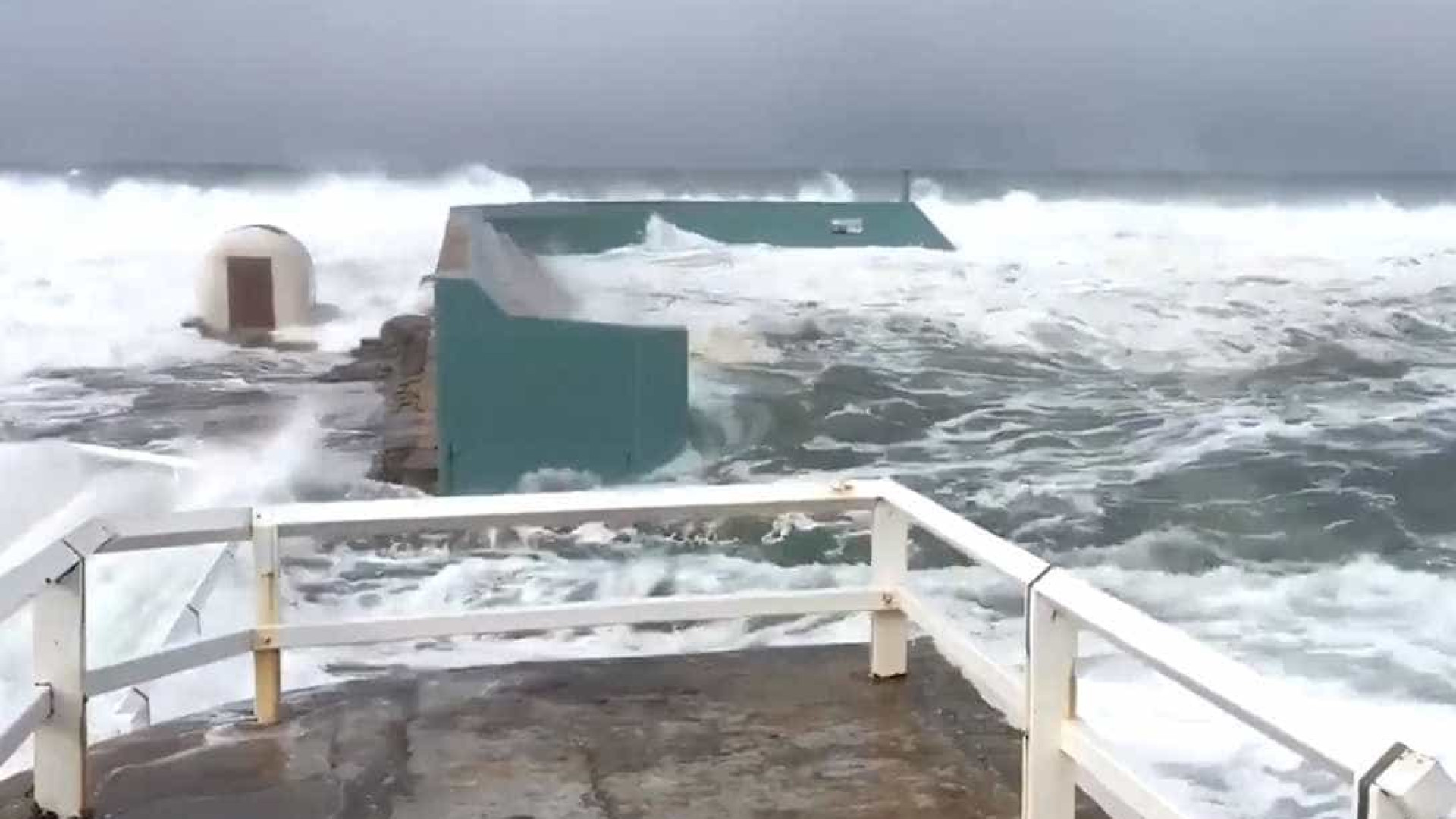 Ondas gigantes invadem piscina pública na Austrália
