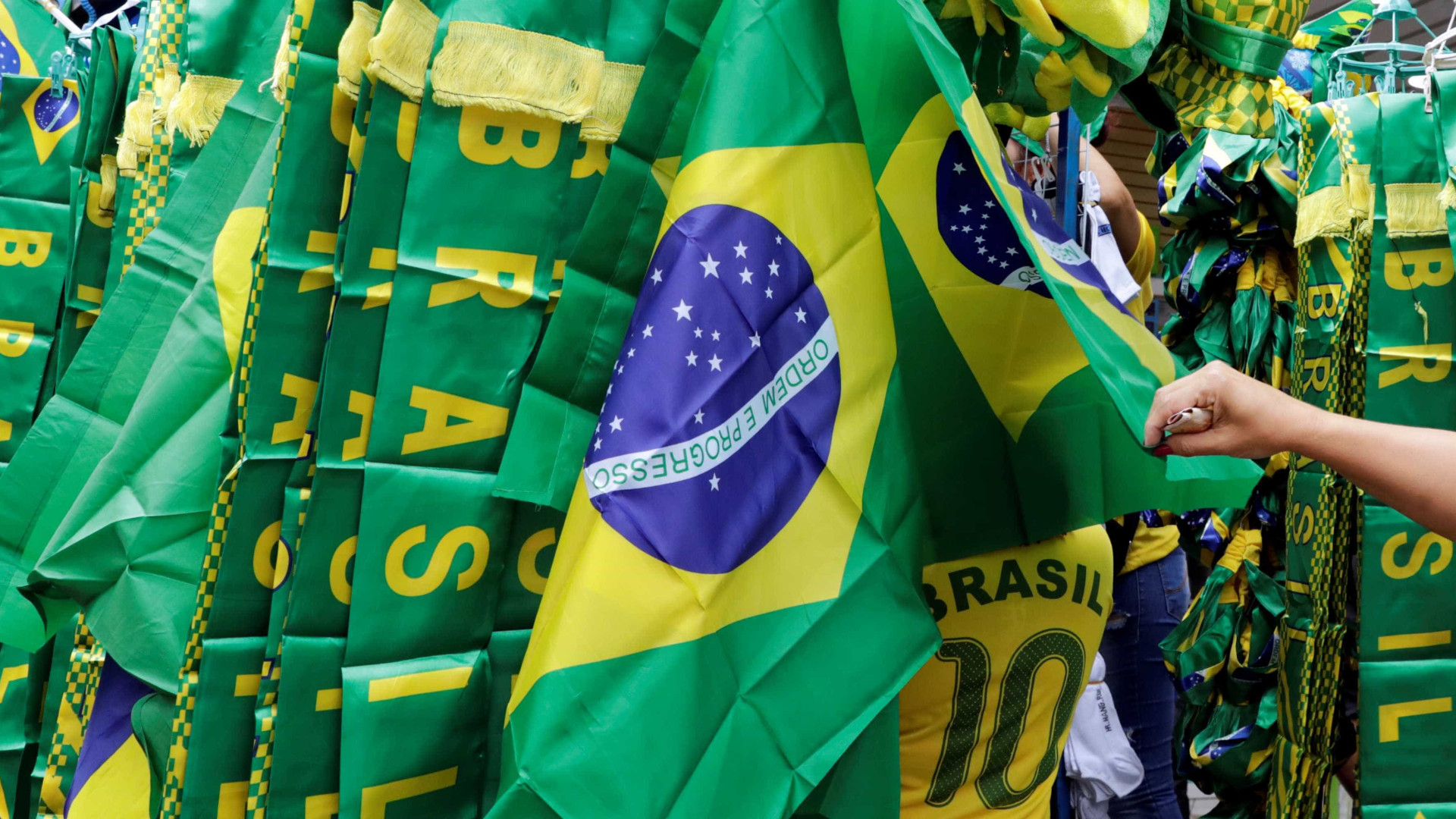 Mesmo com crise econômica, brasileiros vão à Copa do Mundo da Rússia