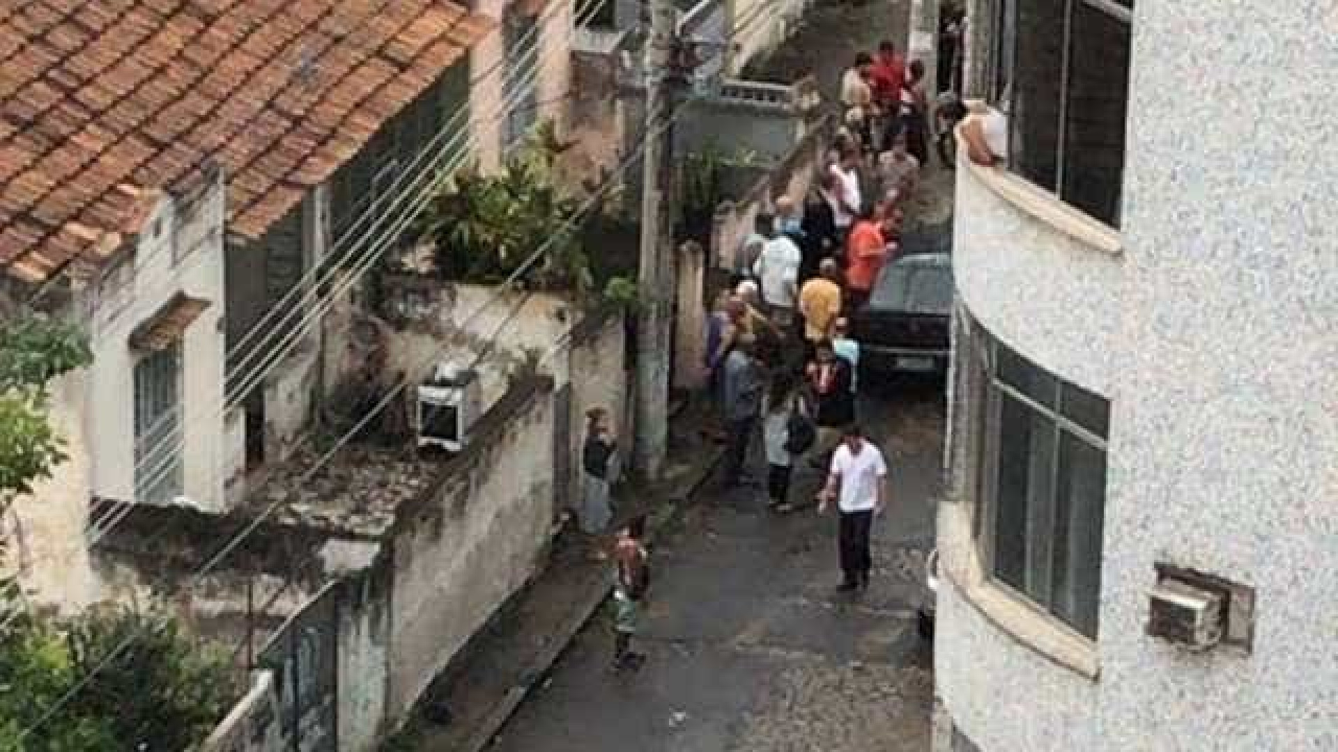 PM tenta evitar roubo de carga e é baleado no Rio