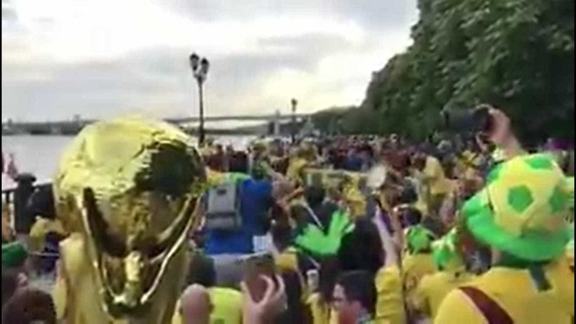 Novo canto da torcida brasileira toma as ruas e arquibancadas da Rússia