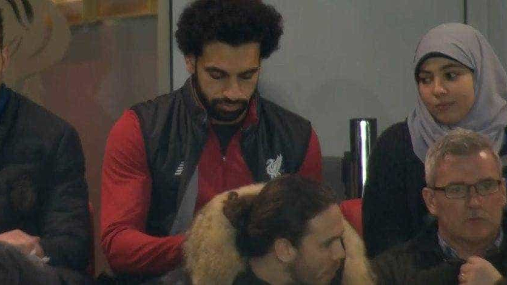 Esposa do jogador Salah mantém tradição mesmo quando vai ao estádio