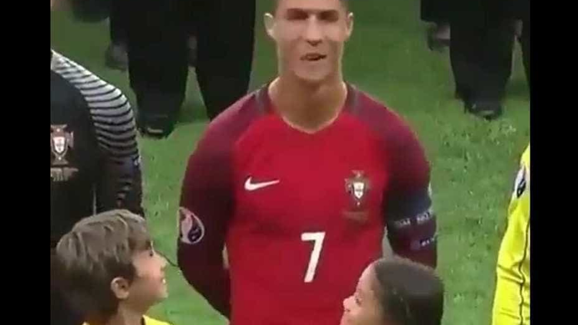 Crianças têm reação hilária ao encontrar com Cristiano Ronaldo