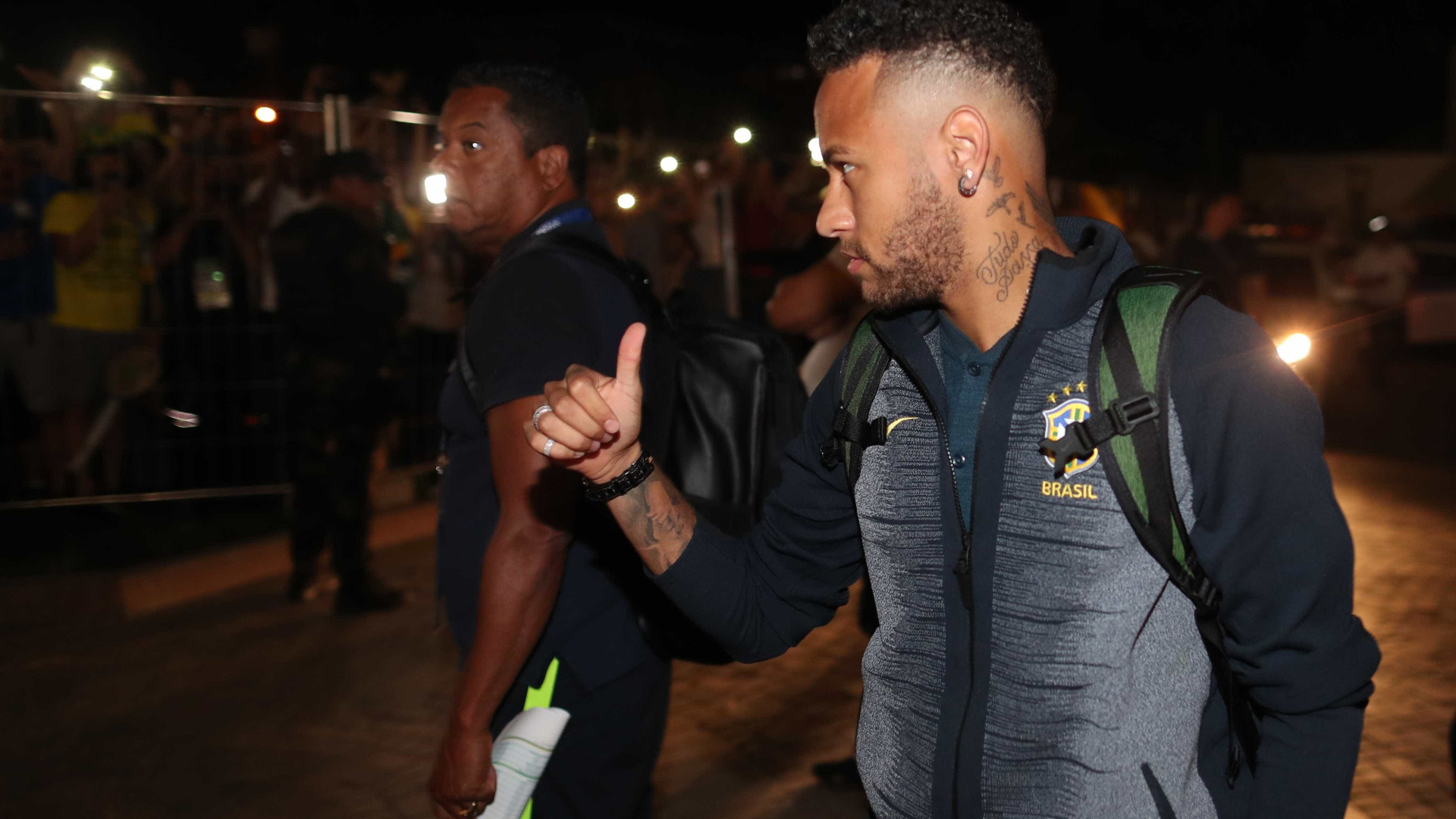 Neymar abandona o visual loiro e adota cabelo castanho