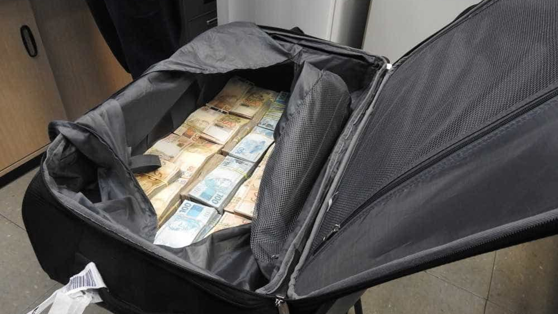 PF apreende R$ 860 mil dentro de mala em Cumbica