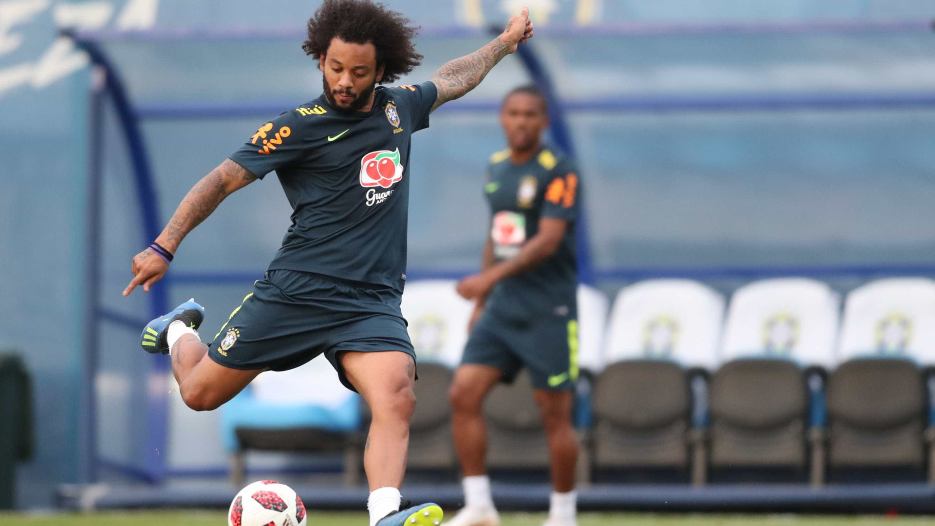Marcelo treina e deve retornar à seleção contra a Bélgica