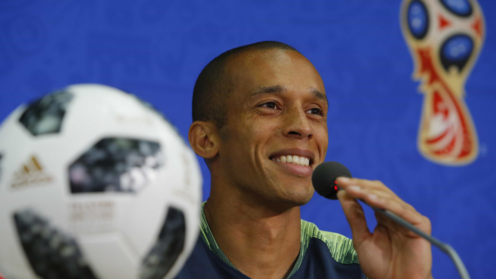 No radar do Palmeiras, Miranda recebe consulta para atuar no Porto