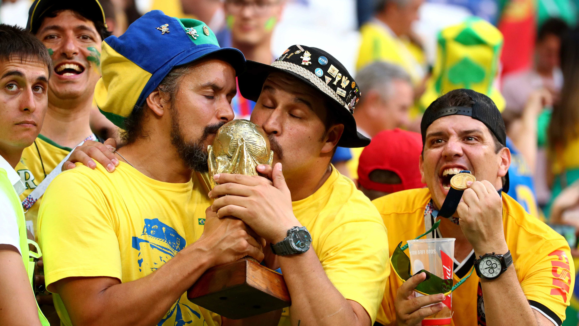 Brasileiros foram os que mais gastaram com cartão em estádios da Copa