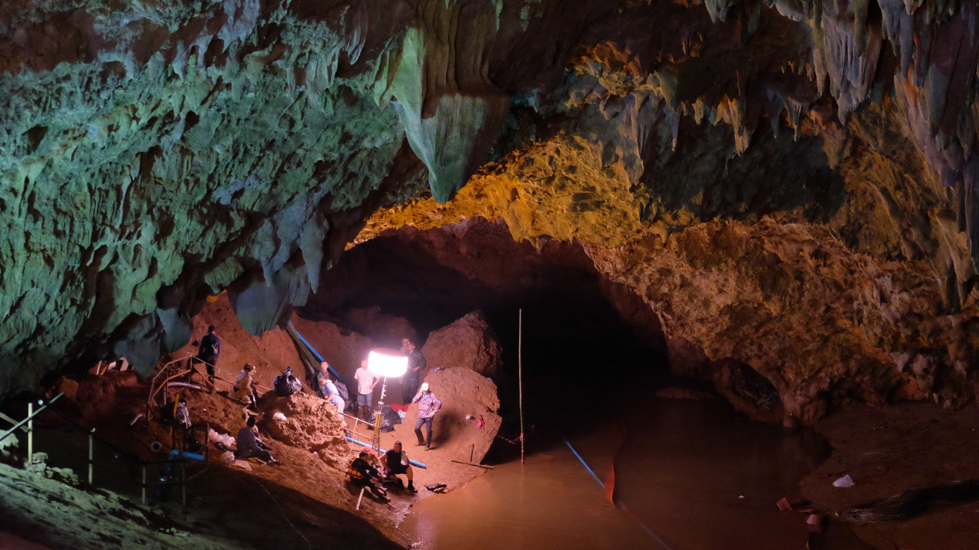 Tailândia: começa operação de resgate de meninos presos em caverna