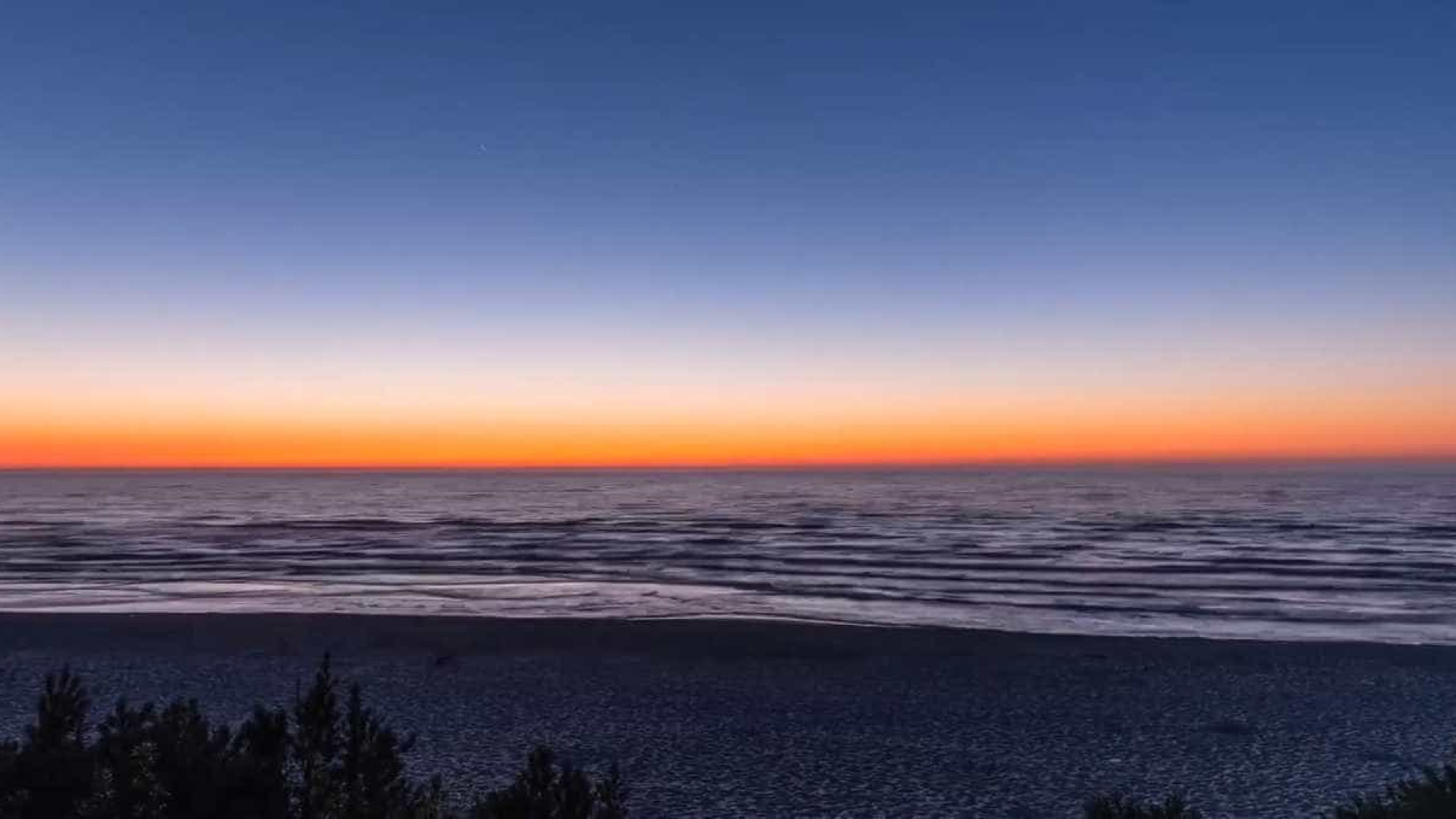 Beleza natural: o nascer e o pôr do sol no Mar Báltico