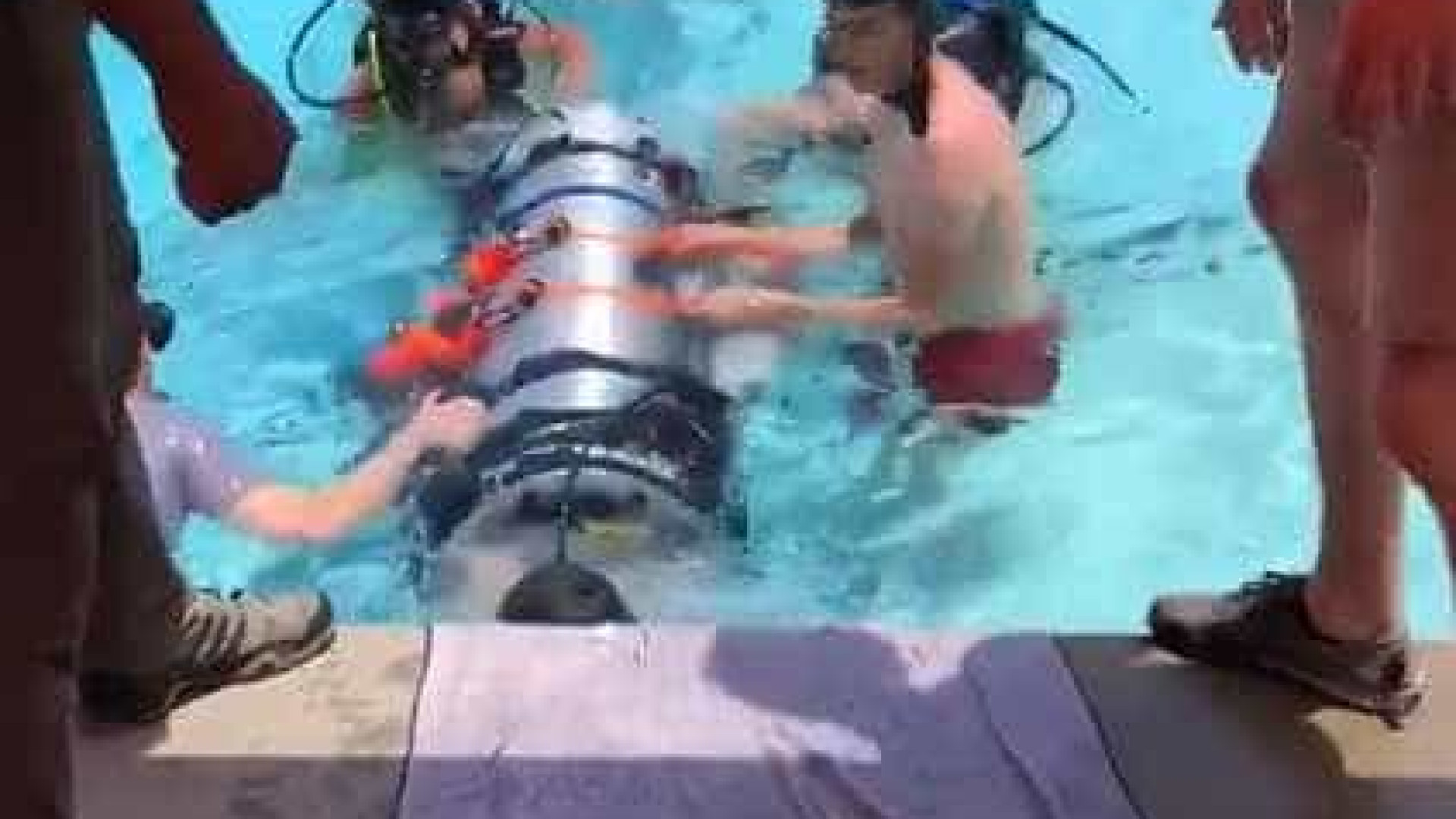 Elon Musk testa pequeno submarino para resgate na Tailândia; vídeo