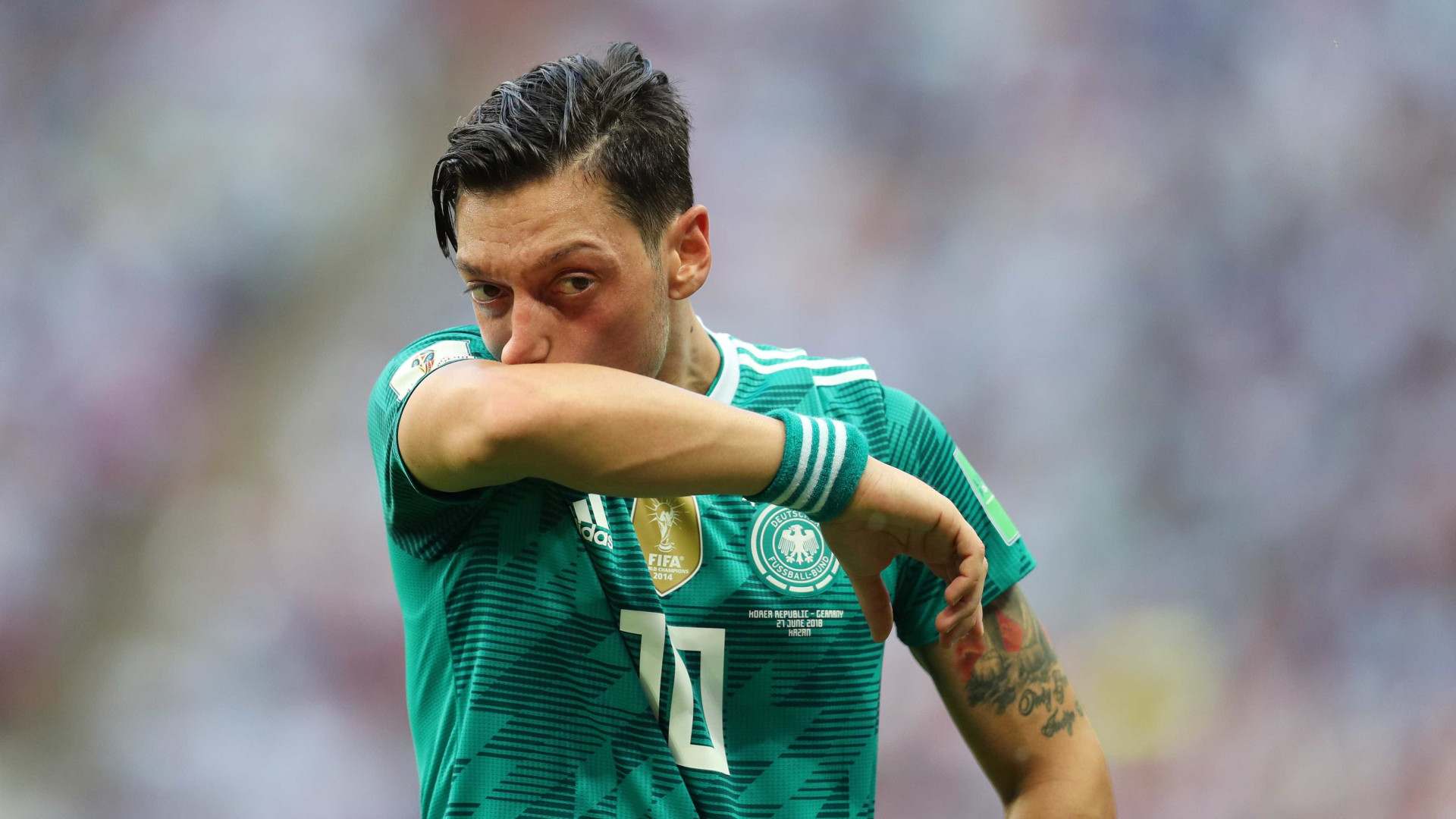 ‘Não joga m**** nenhuma há anos’, diz presidente do Bayern sobre Özil