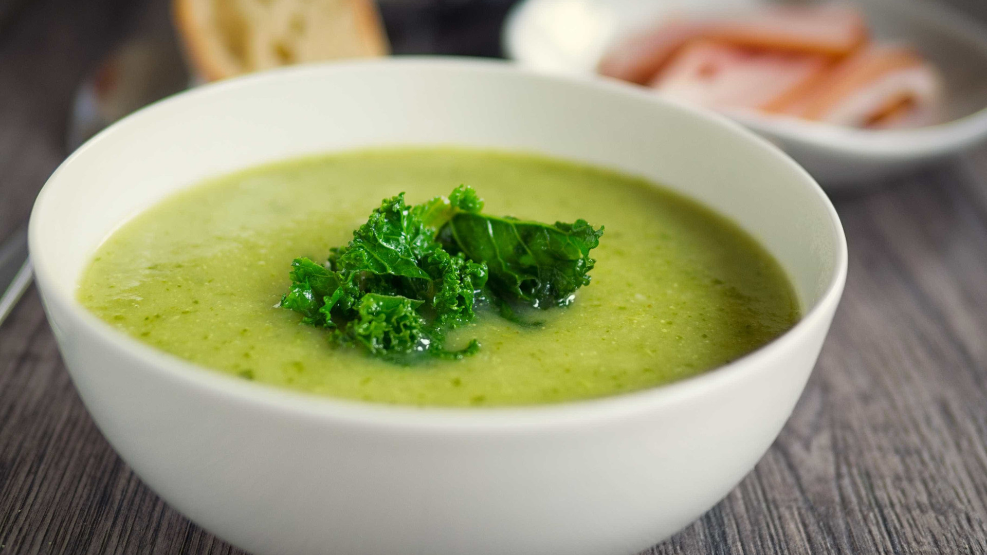 Aprenda a fazer uma sopa detox verde para se aquecer sem sair da dieta