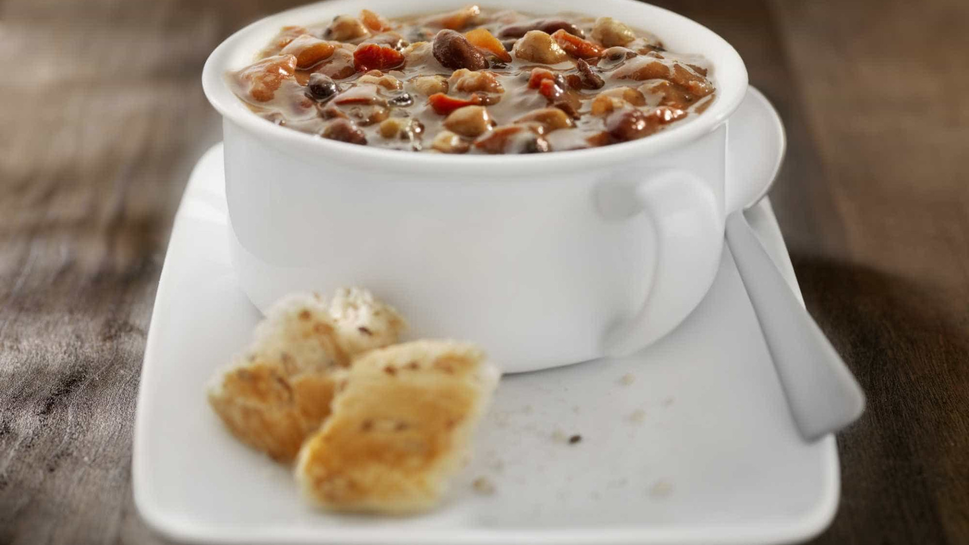 Aprenda a preparar uma sopa de feijão especial para as crianças
