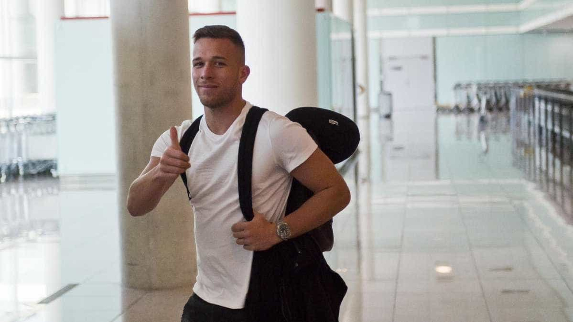 Arthur desembarca na Catalunha e já fala como jogador do Barcelona