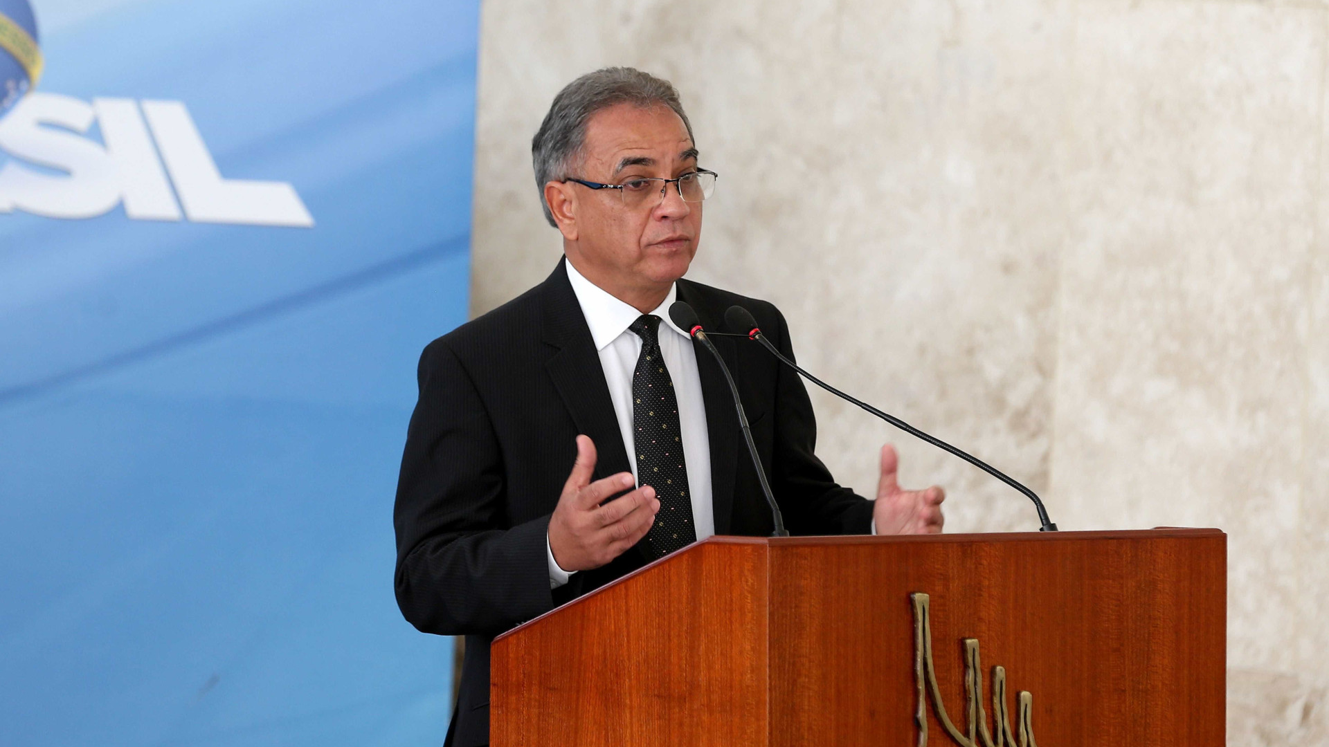 Ministro faz pressão por cargos e abre guerra no Palácio do Planalto
