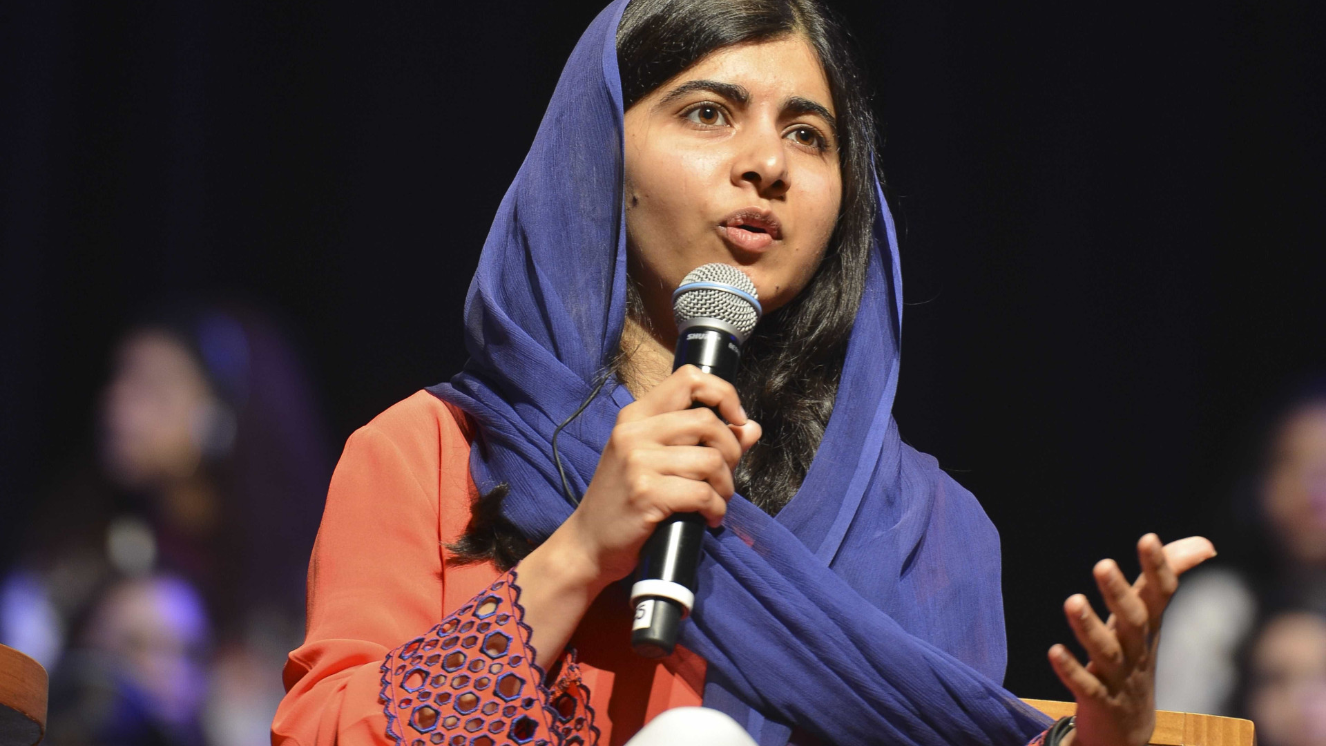 No Rio, Malala visita projeto de grafite e assiste a futebol na praia