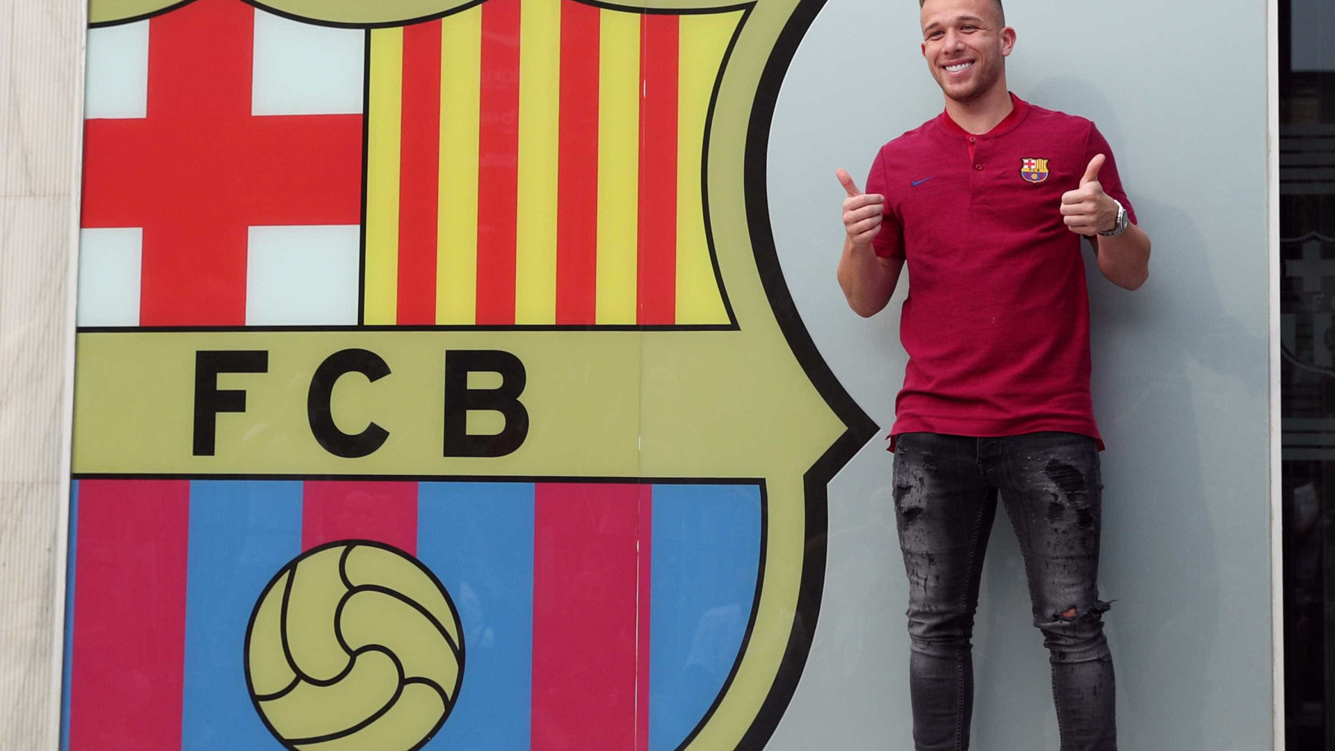 Veja como foi o primeiro dia de Arthur em Barcelona; vídeo