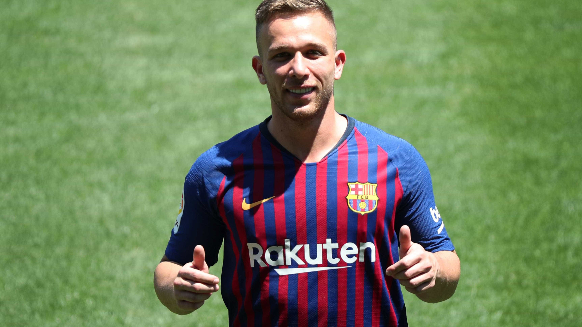 Arthur evita comparações com Xavi e Iniesta em apresentação no Barça