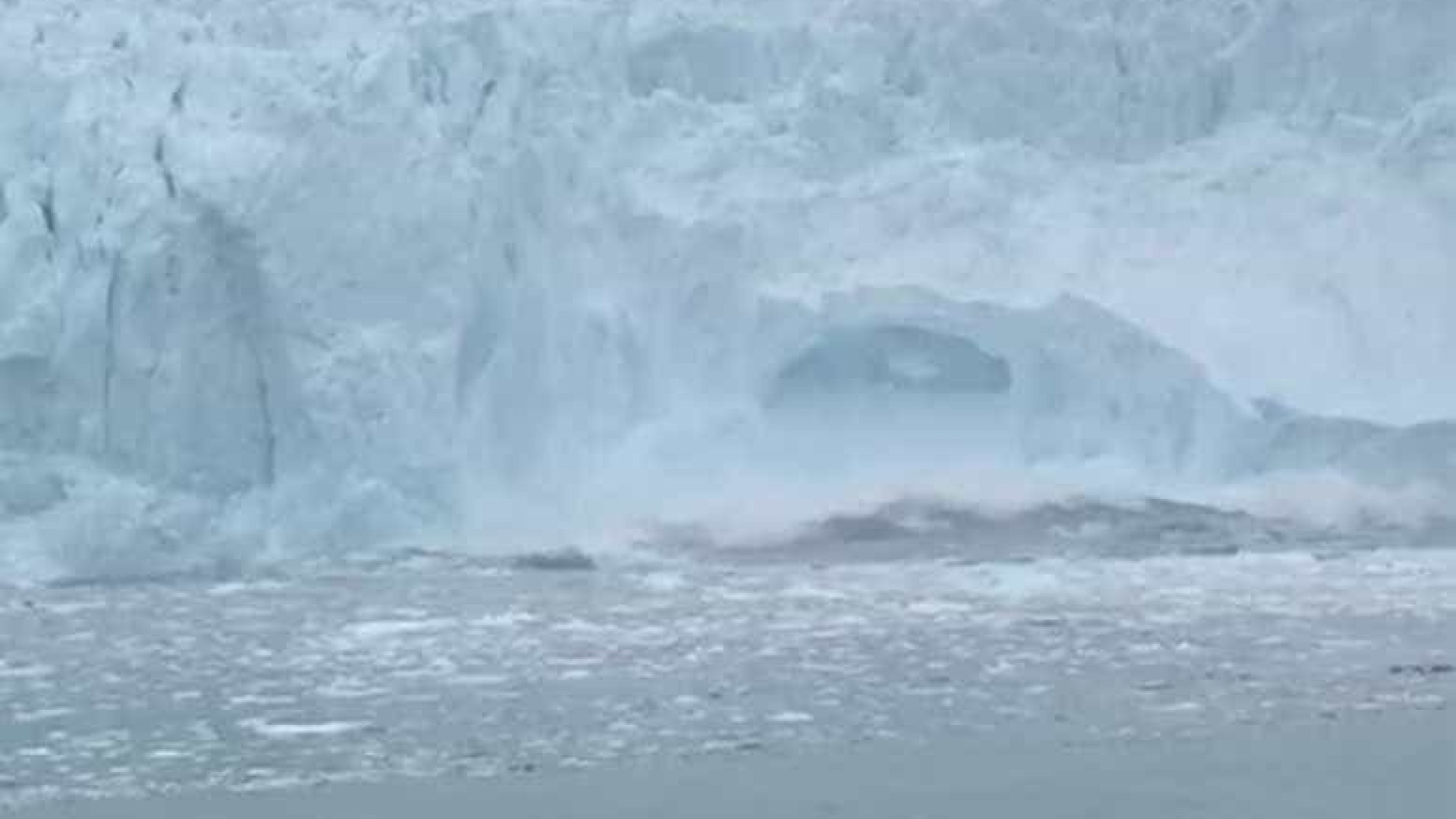 Enorme pedaço de geleira do Alasca se desfaz em um minuto