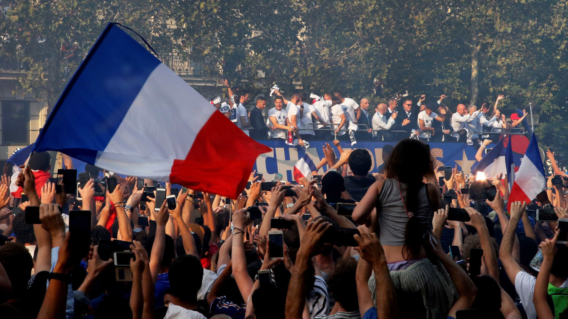 Franceses lotam ruas de Paris para receber os campeões do mundo