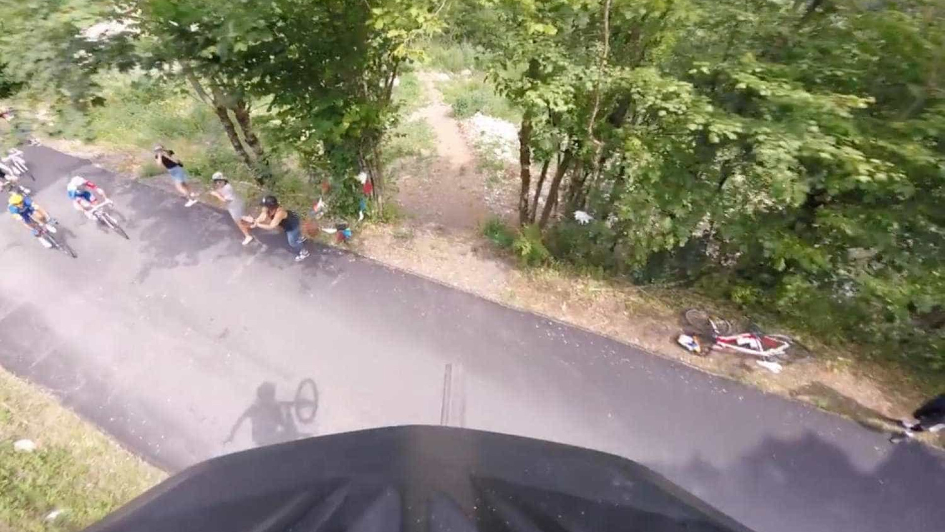 Ciclista faz salto incrível sobre competidores da 'Tour de France'