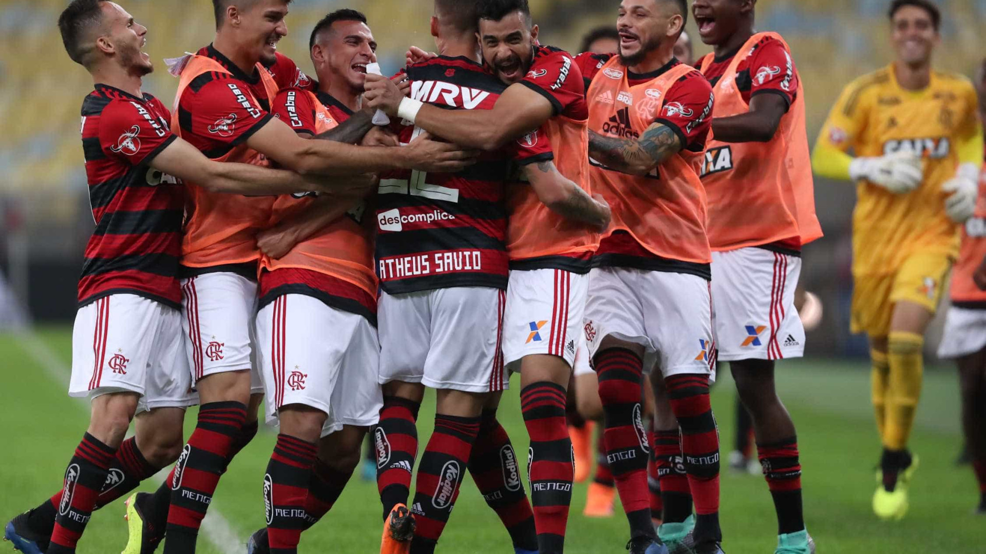 Flamengo bate o Botafogo e garante liderança