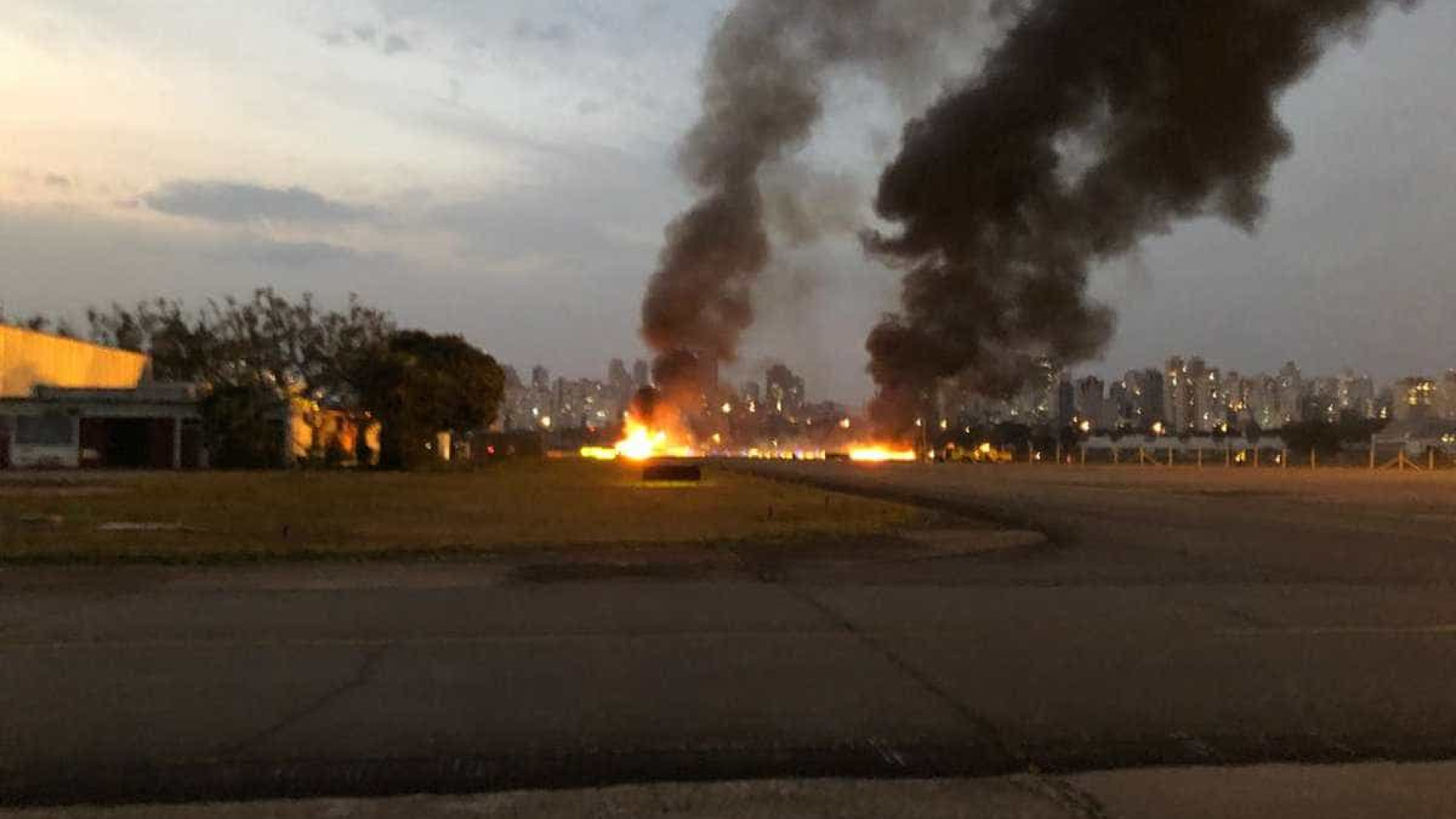 Avião cai e explode na Zona Oeste de São Paulo