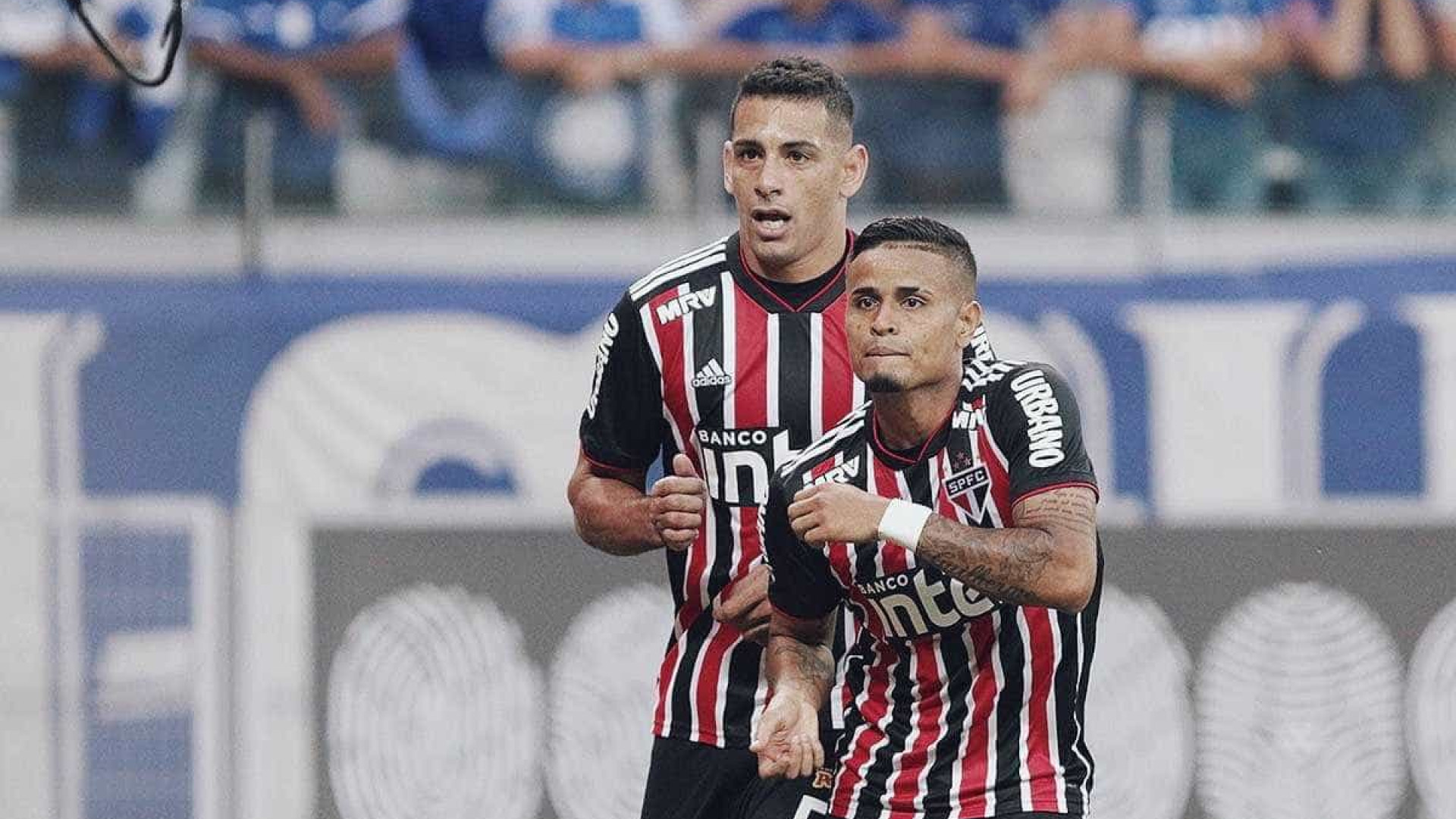 São Paulo vence 'freguês' Cruzeiro e segue na cola do Flamengo