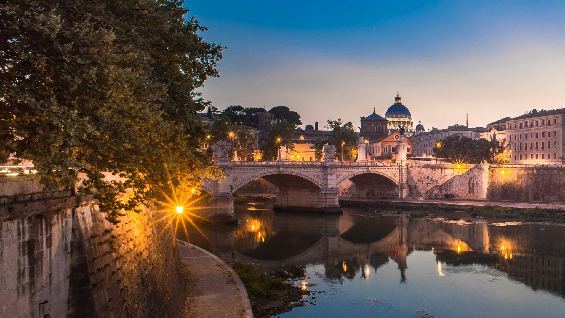 Roma inaugura praia artificial às margens do Rio Tibre