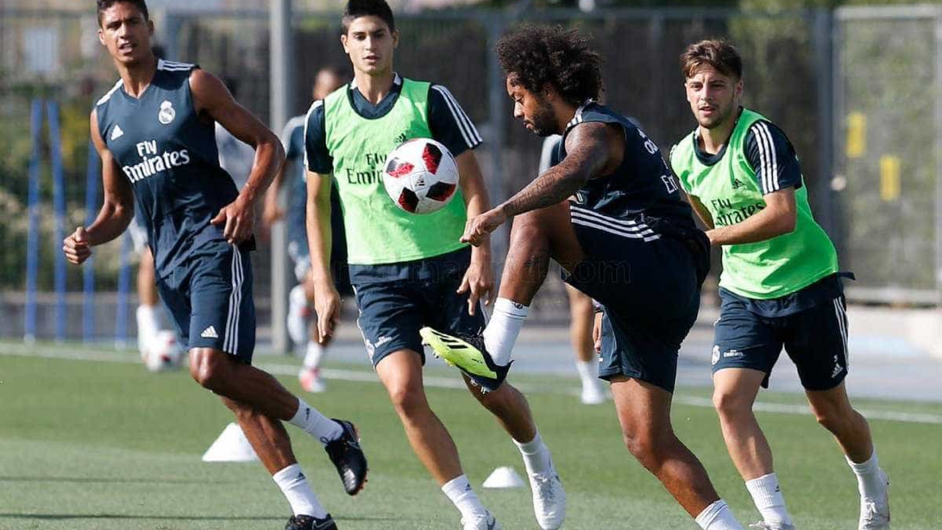 Marcelo domina a bola com maestria e faz golaço em treino do Real