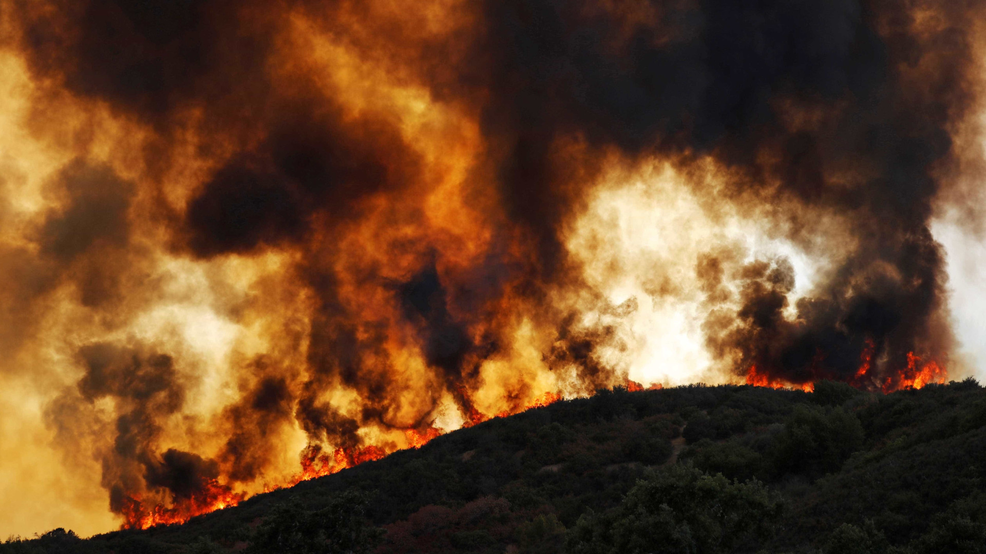 Incêndio dobra de tamanho e sul da Califórnia fica em emergência