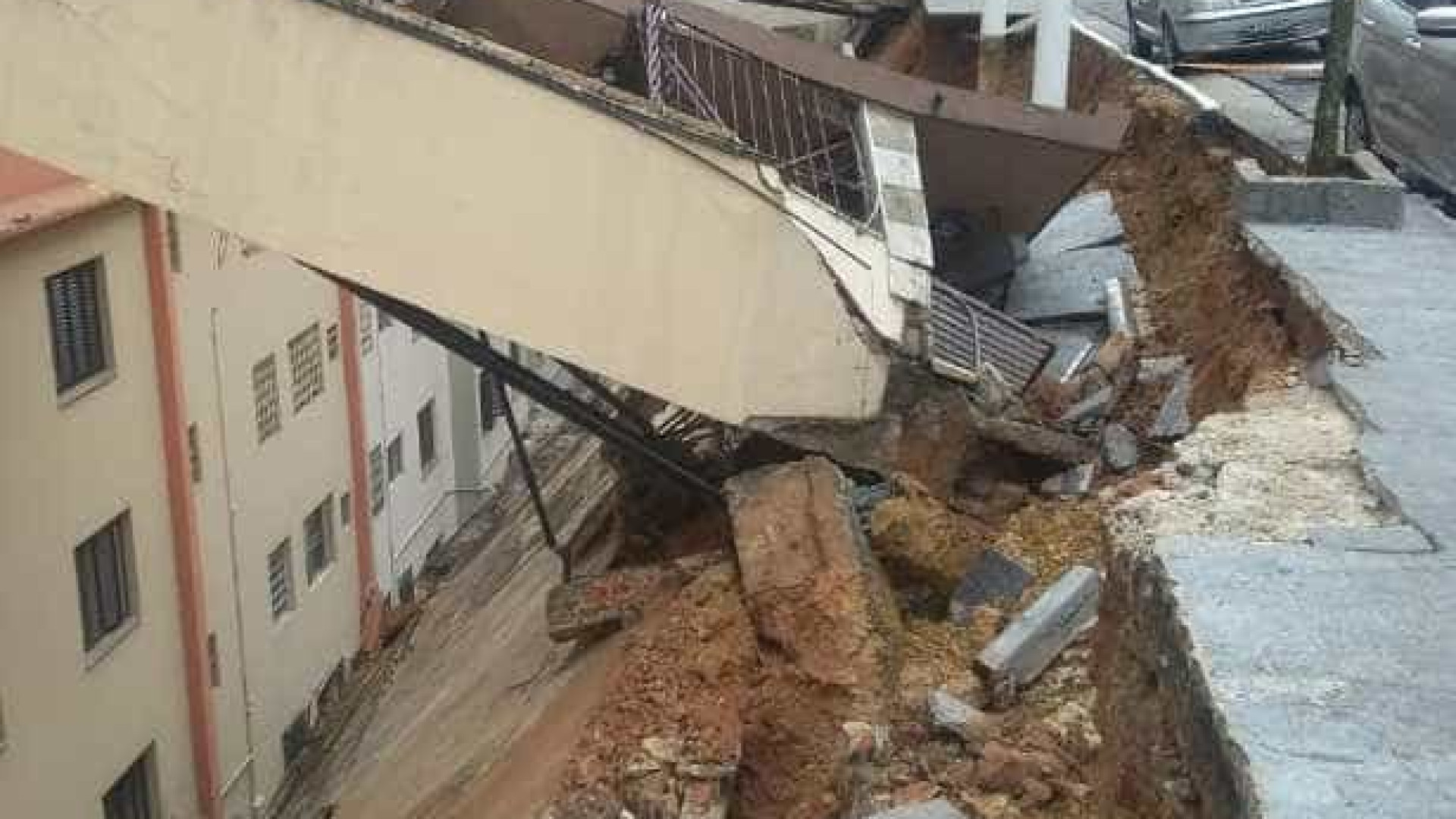 Sob risco de desabar, prédio é evacuado na Vila Mariana, zona sul de SP