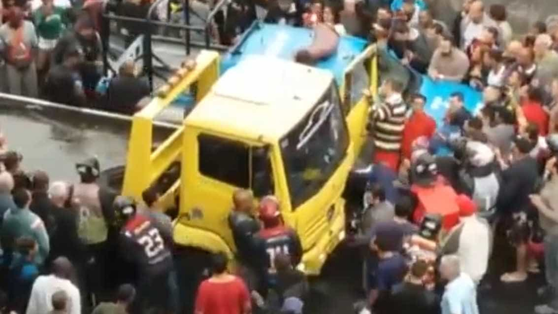 Motorista que atropelou dez no Rio transportava pacote com pó branco
