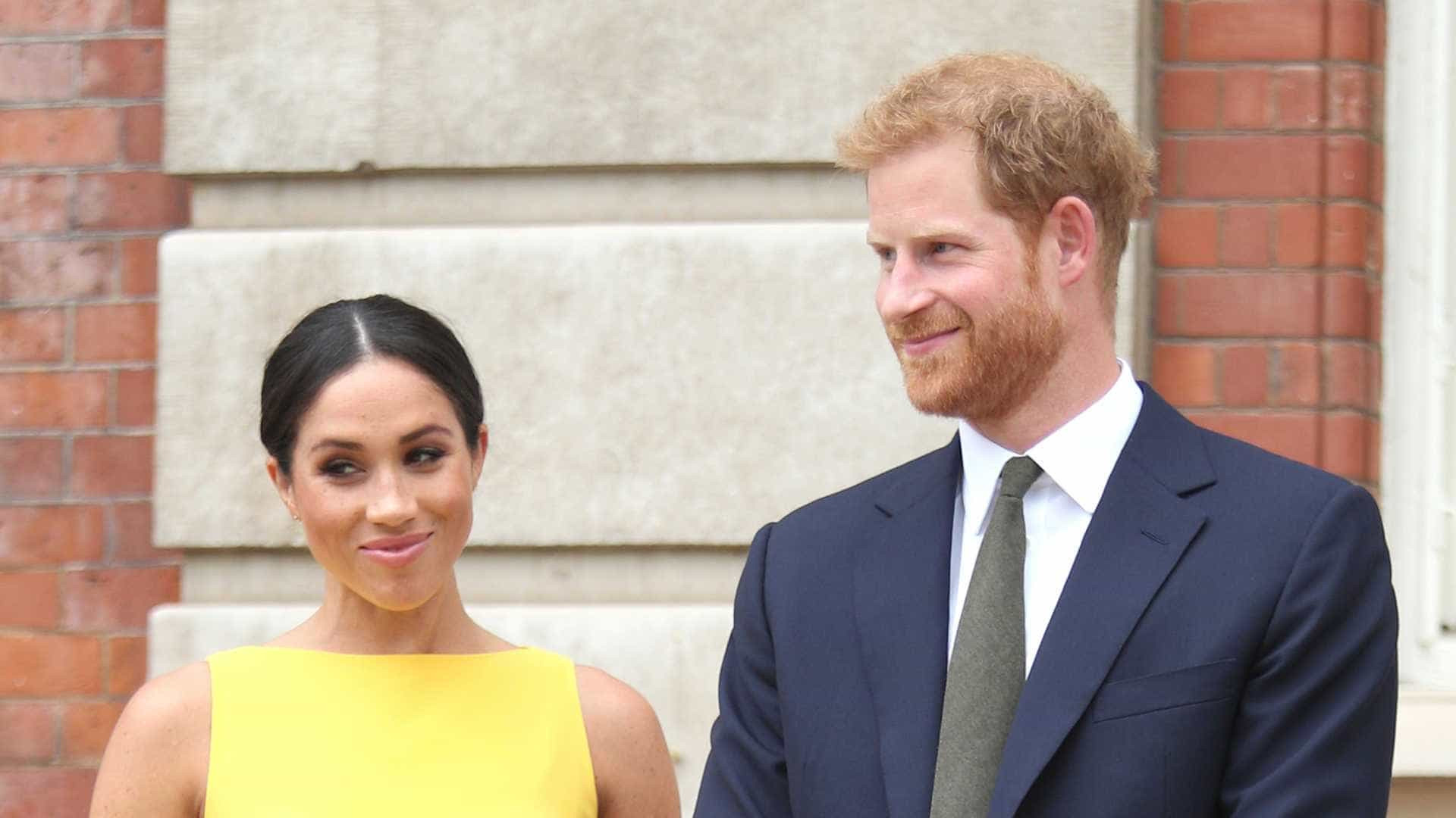 Príncipe Harry vai a casamento com a sola do sapato furada