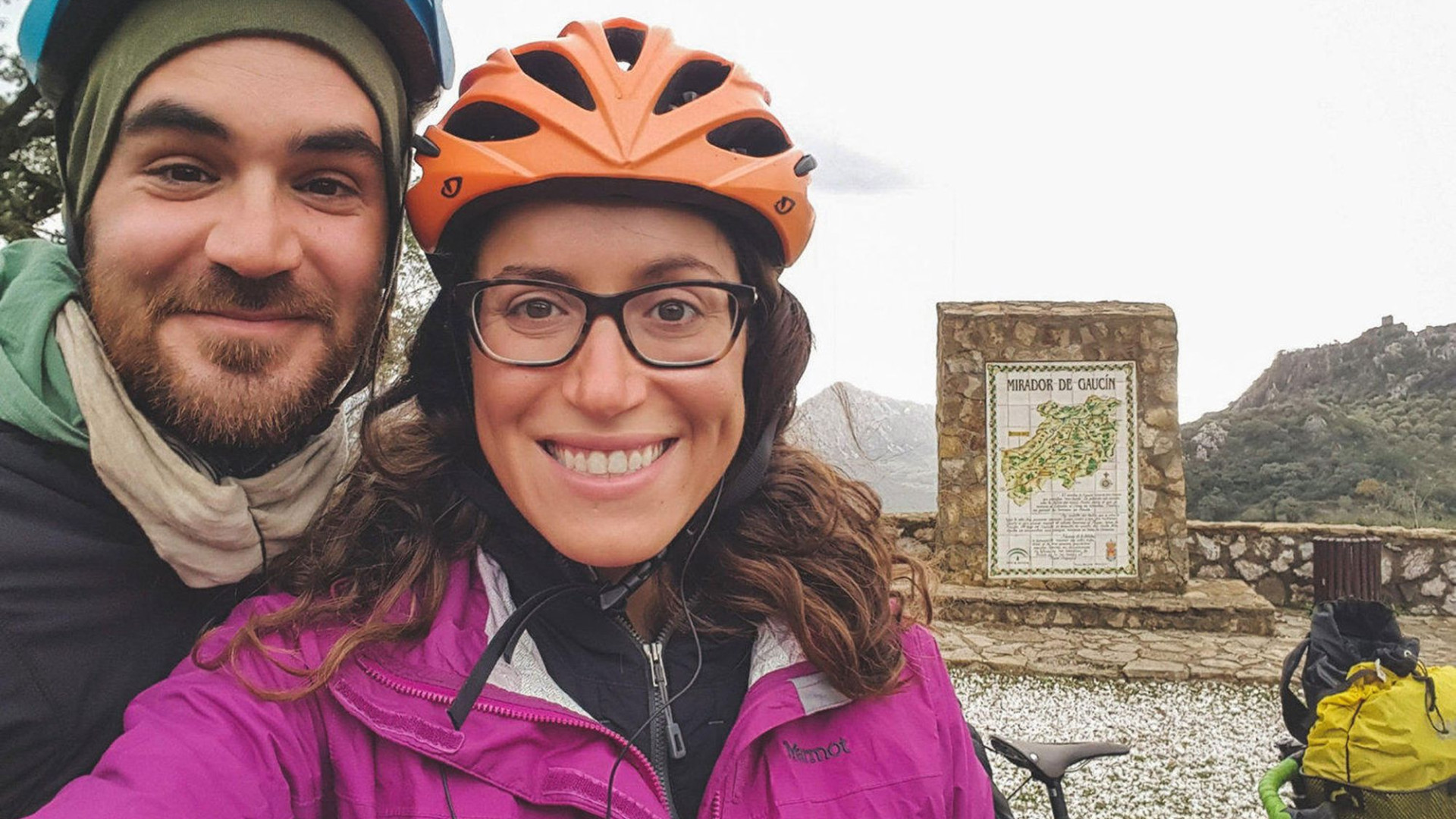 Casal que viajava ao redor do mundo de bicicleta é morto pelo EI