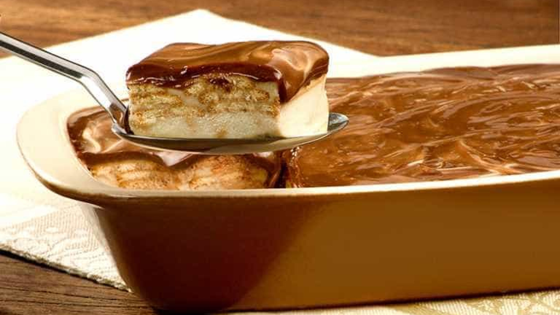 Pavê de banana com chocolate usa ingredientes de agosto; aprenda